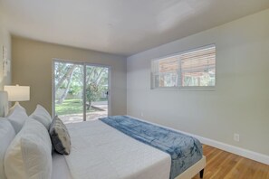 3 bedrooms, desk, iron/ironing board, travel cot