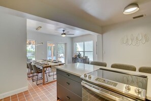 Køleskab, mikrobølgeovn, ovn, kogeplade