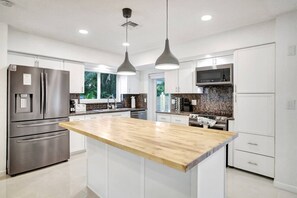 Geladeira, micro-ondas, fogão, cooktop