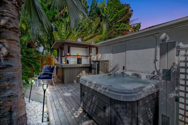 Outdoor spa tub - Wilton on the Water -Courtyard & Heated Pool 4/2.5 (Wilton Manors)