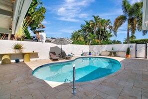 A heated pool - Wilton on the Water -Courtyard & Heated Pool 4/2.5 (Wilton Manors)