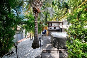Outdoor spa tub - Wilton on the Water -Courtyard & Heated Pool 4/2.5 (Wilton Manors)