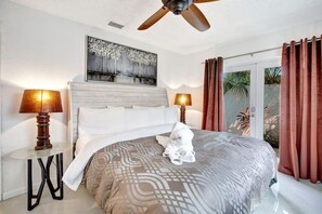 4 bedrooms, desk, iron/ironing board, travel cot - Wilton on the Water -Courtyard & Heated Pool 4/2.5 (Wilton Manors)