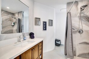 Hair dryer, towels, soap, shampoo - Wilton on the Water -Courtyard & Heated Pool 4/2.5 (Wilton Manors)