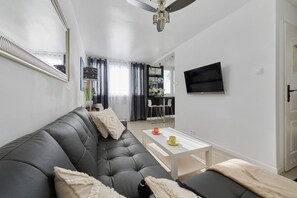 Living area - Black & White Studio by Renters (Wroclaw)
