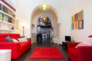 Smart TV, books - The ARTSHOP maisonette (Roma)