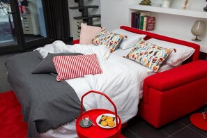 1 slaapkamer, een bureau, een strijkplank/strijkijzer, reisbedje
