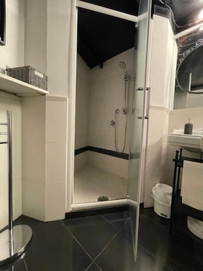 Dusche, umweltfreundliche Kosmetikartikel, Haartrockner, Bidet