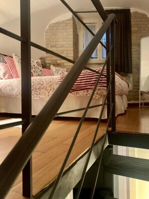 1 bedroom, desk, iron/ironing board, travel crib - The ARTSHOP maisonette (Roma)