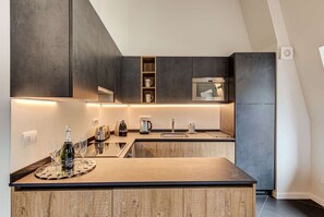 Frigorifero, forno, piano cottura, lavastoviglie