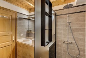 Dusche, kostenlose Toilettenartikel, Haartrockner, Handtücher