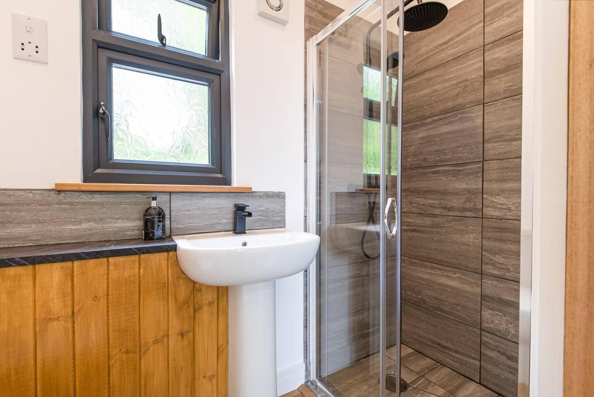 Kabin | Kamar mandi | Shower, pengering rambut,  dan handuk