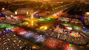 Un estadi gran amb diverses zones i un escenari central, envoltat d'una multitud.
