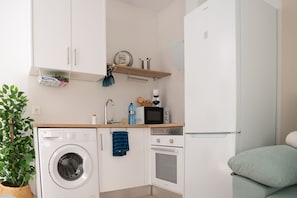 Kühlschrank, Mikrowelle, Ofen, Herdplatte
