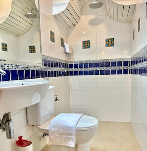 A bathroom with a white sink, a toilet, and a shower. - Wayfarer Guest House Malacca (Malacca City)
