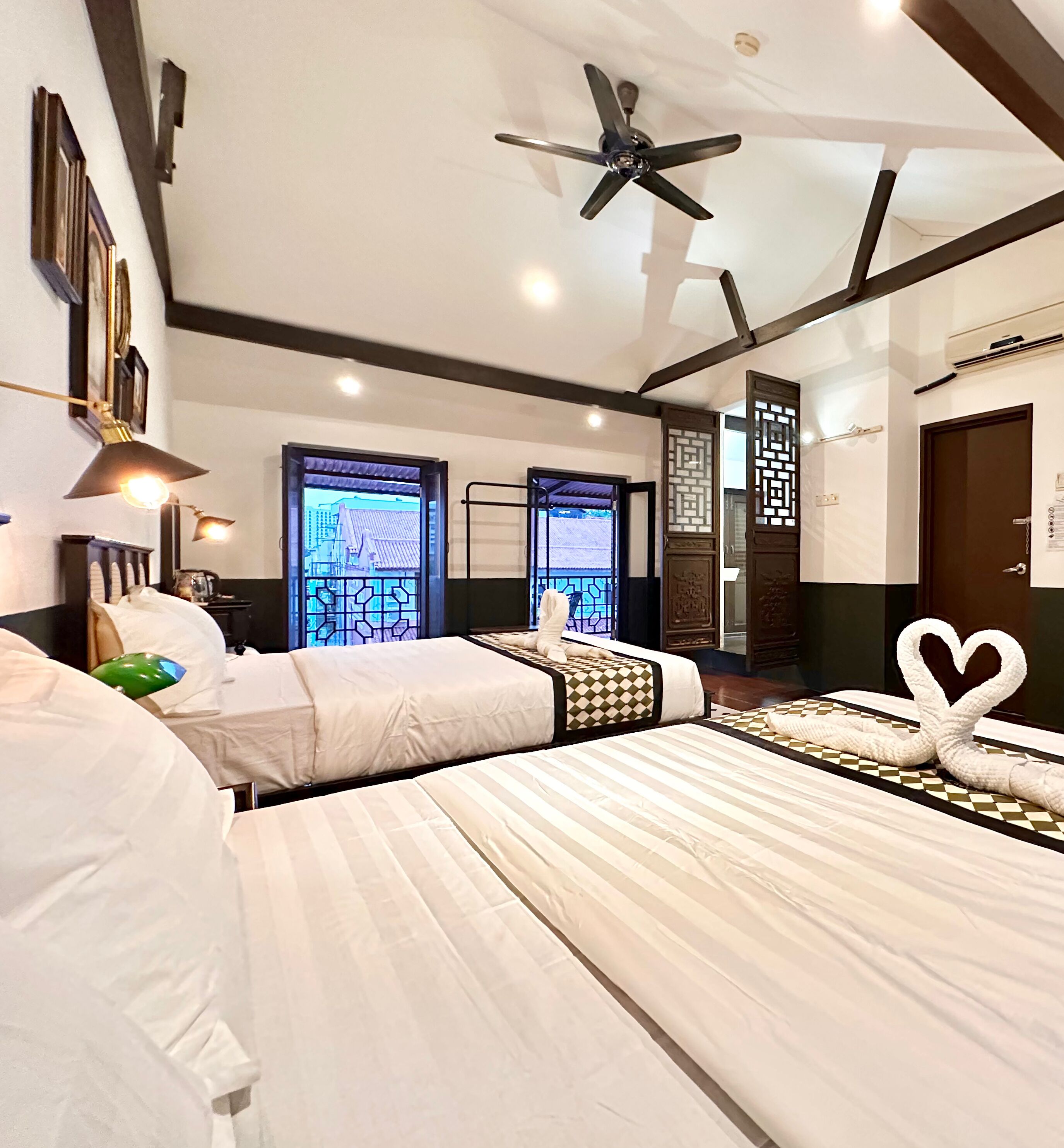Kamar Deluks, balkon, pemandangan sungai | Didekorasi berbeda-beda dan dilengkapi dengan perabotan berbeda-beda