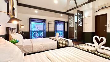 Kamar Deluks, balkon, pemandangan sungai | Didekorasi berbeda-beda dan dilengkapi dengan perabotan berbeda-beda