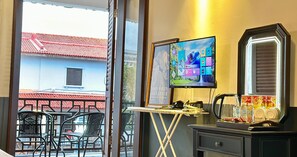 Deluxe Room, 2 Queen Beds, Balcony, River View | Individually decorated, individually furnished, desk, iron/ironing board - Wayfarer Guest House Malacca (Malacca City)