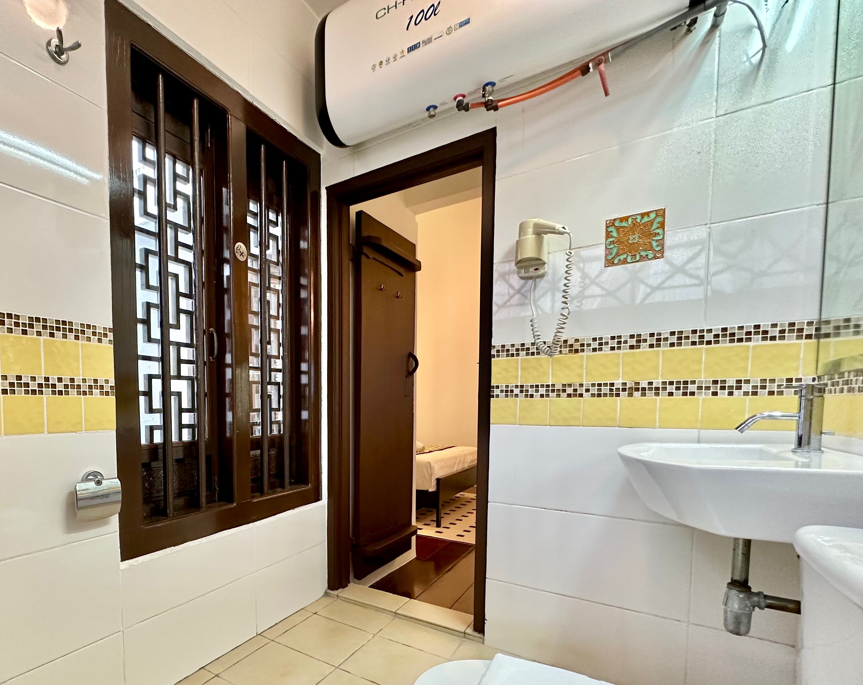 Classic Room, 1 Queen Bed | Bathroom | Shower, rainfall showerhead, free toiletries, hair dryer