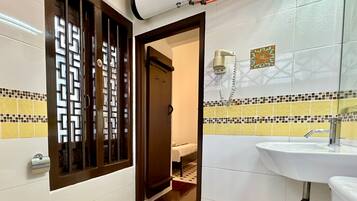 Habitación clásica, 1 cama de matrimonio | Baño | Ducha y cabezal de ducha tipo lluvia