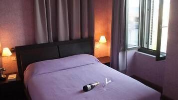 Double Room with Sea View | Lydisolert, wi-fi (inkludert) og sengetøy