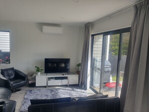 Smart TV, video games, DVD player, foosball - A magic place for this summer , a very peacefull place , 5 min to Orewa beach .  (Wainui)