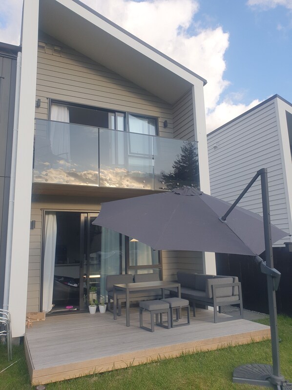 Outdoor dining - A magic place for this summer , a very peacefull place , 5 min to Orewa beach . (Wainui)