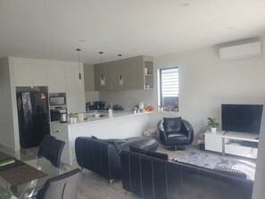 Smart TV, video games, DVD player, foosball - A magic place for this summer , a very peacefull place , 5 min to Orewa beach .  (Wainui)