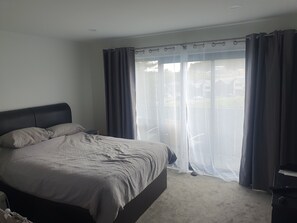 4 bedrooms, iron/ironing board, free WiFi, bed sheets - A magic place for this summer , a very peacefull place , 5 min to Orewa beach .  (Wainui)