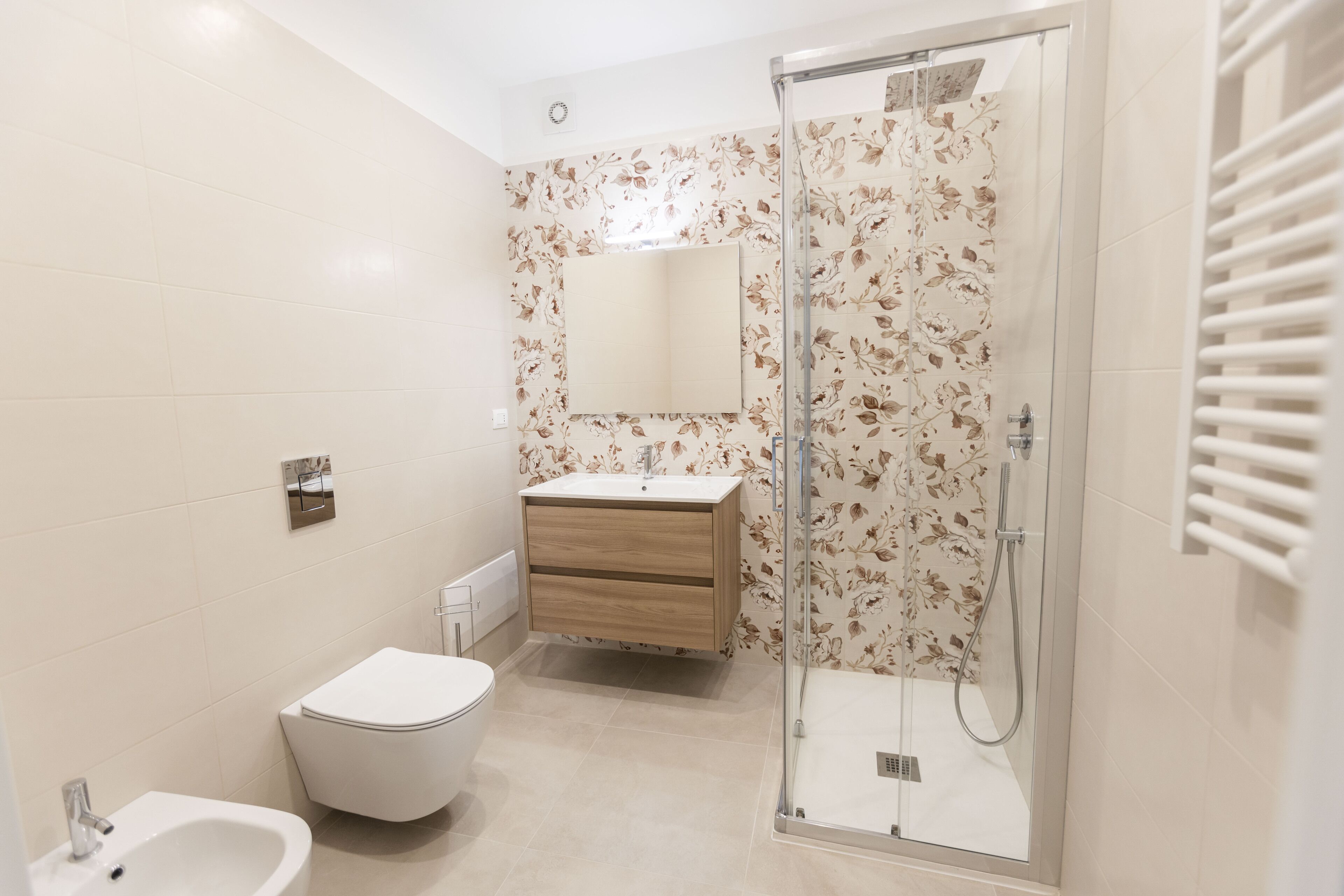 Une salle de bain moderne équipée de toilettes, d’un lavabo et d’une douche.