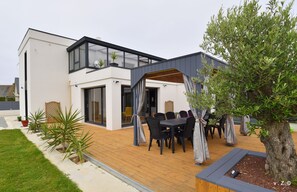 تناول الطعام بالخارج