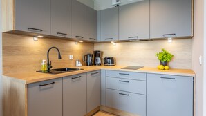 Kaffetrakter/tekoker, kjøleskap, kokeplater og oppvaskmaskin