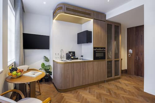 Roba de llit hipoal·lergògena i caixa forta a l'habitació