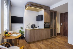 Hypo-allergenic bedding, in-room safe, iron/ironing board, free WiFi