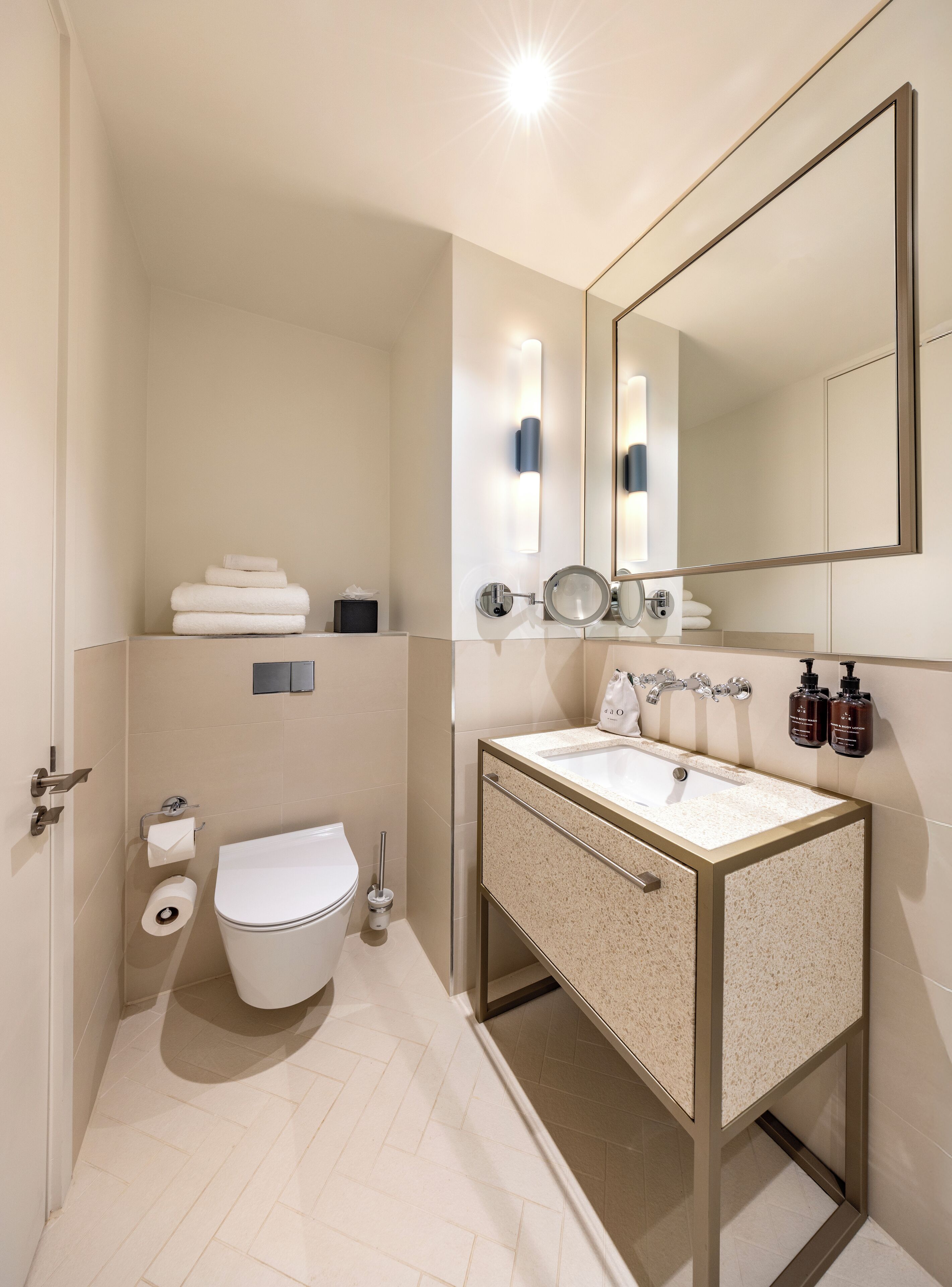 Cozy Historic Studio | Badeværelse | Bruser, brusehoved med spredningseffekt, miljøvenlige toiletartikler