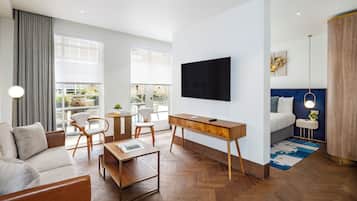 One Bedroom Courtyard | Ruang tamu | 50 inci sebuah televisyen pintar dengan digital