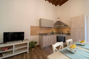 Fridge, microwave, oven, stovetop - Residenza Santa Croce - 1B (Firenze)
