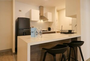 Køleskab, mikrobølgeovn, ovn, kogeplade