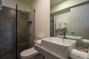 Douche, sèche-cheveux, serviettes fournies, shampoing