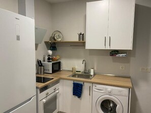 Frigorífico, microondas, horno y placa de cocina