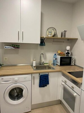 Een koelkast, een microgolfoven, een oven, een kookplaat