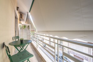 Outdoor dining - Athens Apartment 5-min to Metaxourgeio Metro  (Athina)