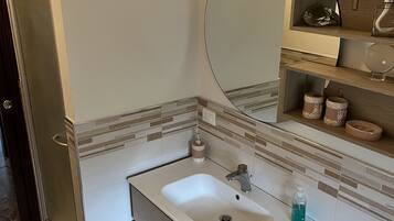 Haartrockner, Handtücher, Seife, Toilettenpapier