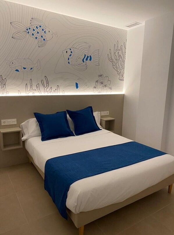 1 dormitori, caixa forta a l'habitació i planxa i posts de planxar 