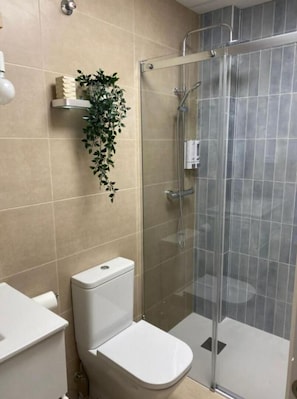 Secador de pelo, toallas, jabón, shampoo