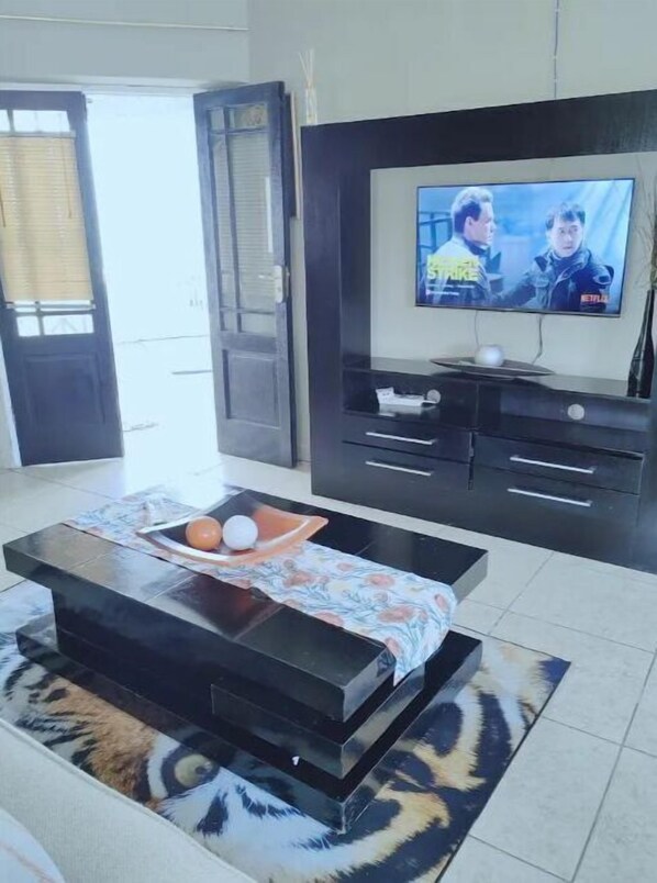 Smart TV - ChoosersExpress Luxury Guest Suite-No Loadshedding (Centurion)