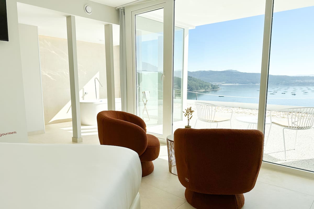 Luxe kamer, 1 kingsize bed, hot tub, uitzicht op zee | Lakens van Egyptisch katoen, luxe beddengoed, donzen dekbedden