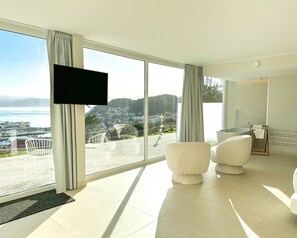 Chambre Luxe, 1 très grand lit, bain à remous, vue mer