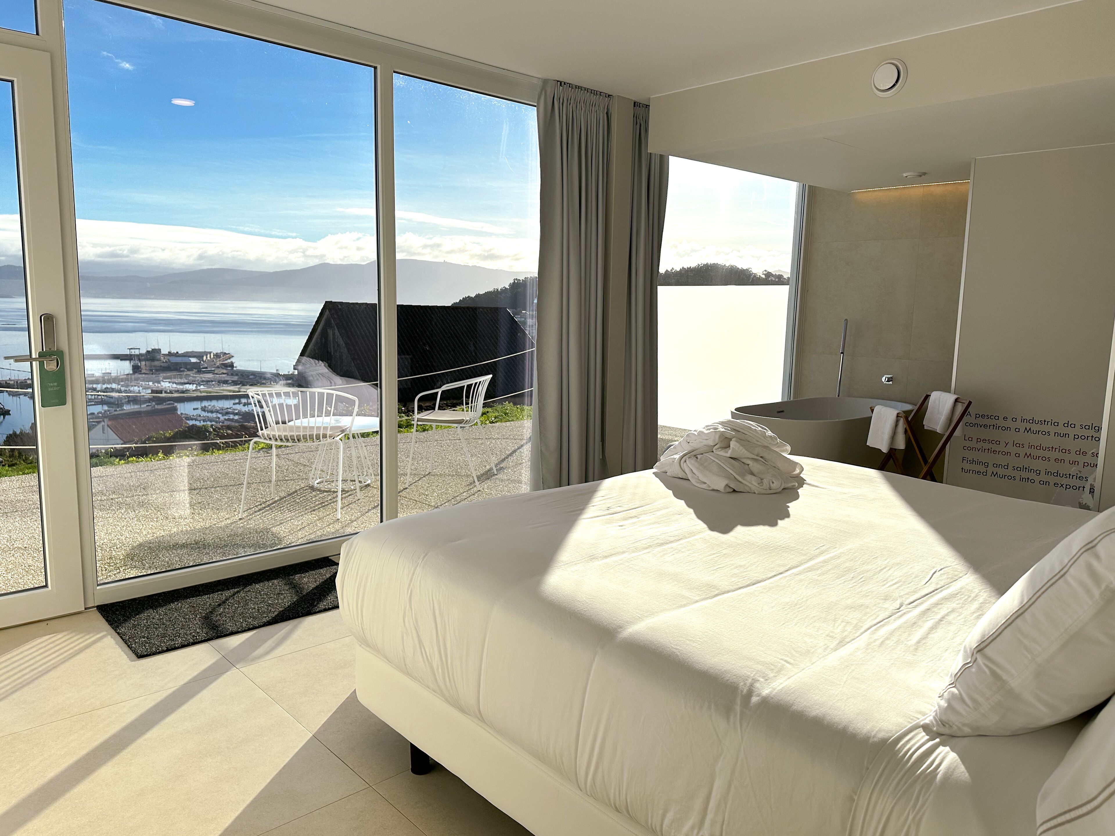 スーペリア ルーム キングベッド 1 台 テラス シービュー | エジプト綿のシーツ、高級寝具、羽毛の掛け布団、低反発ベッド