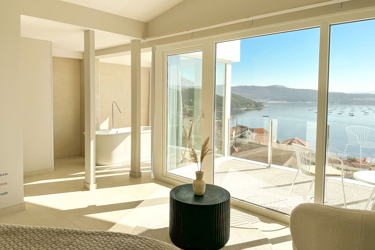 Luxe kamer, 1 kingsize bed, hot tub, uitzicht op zee | Lakens van Egyptisch katoen, luxe beddengoed, donzen dekbedden
